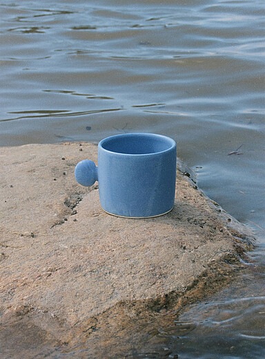 La poteuse Sand Seashell handle ceramic mug
