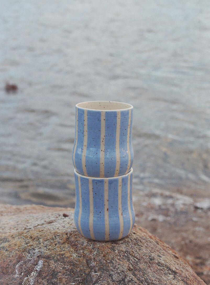 La poteuse Patterned Blue Summer Stripe Ceramic Mug