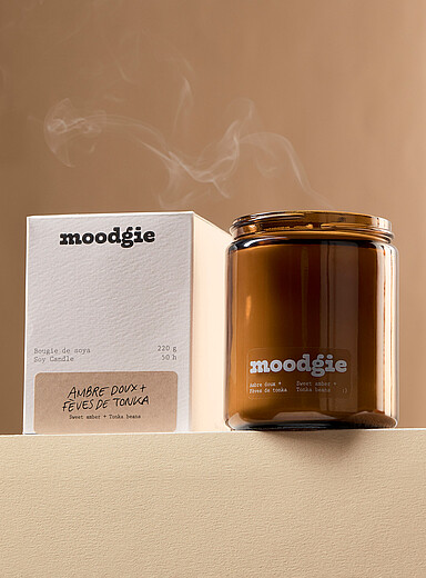 La bougie parfum&eacute;e ambre doux et f&egrave;ves de tonka