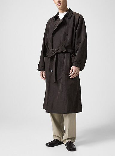 Le trench ceintur&eacute; nylon froiss&eacute;