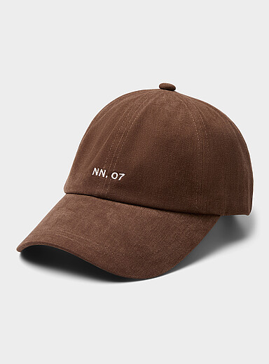 La casquette brune petit logo