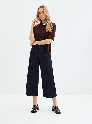 Le jean structur&eacute; &eacute;court&eacute; <b>Coupe : jambe large, taille r&eacute;guli&egrave;re</b>