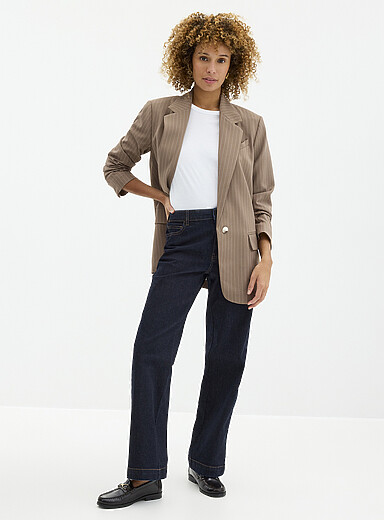 Le jean structur&eacute; bleu fonc&eacute; <b>Coupe : jambe large, taille r&eacute;guli&egrave;re</b>