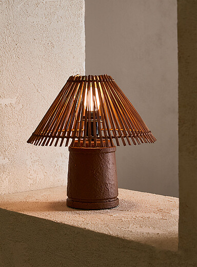 Slatted bamboo shade table lamp