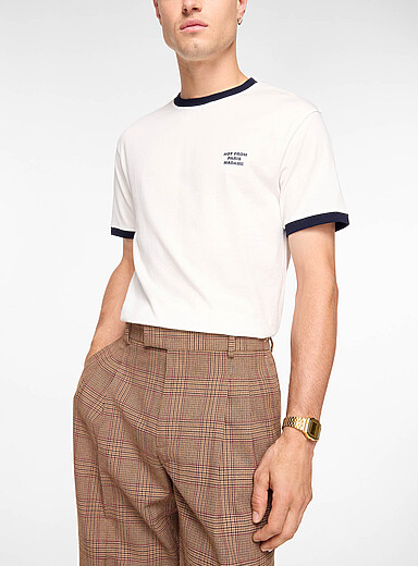 Dr&ocirc;le de Monsieur: Le t-shirt bords contraste petit slogan Blanc cass&eacute; pour homme