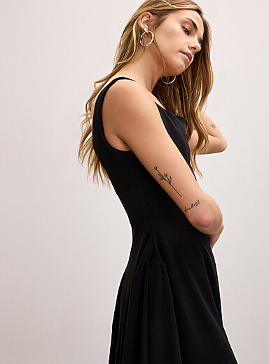 Ic&ocirc;ne: La robe noire col carr&eacute; hanches amplifi&eacute;es Noir pour femme