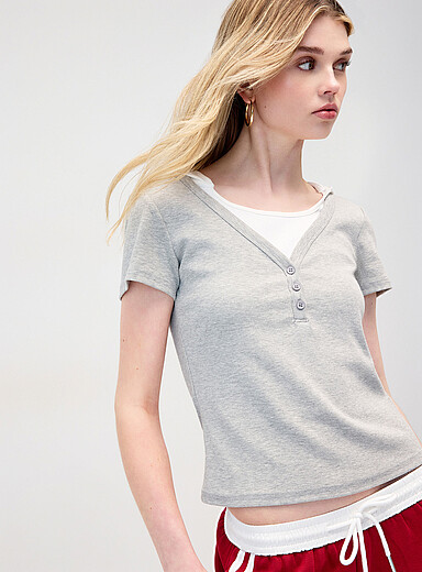 Le t-shirt effet superposition capuche
