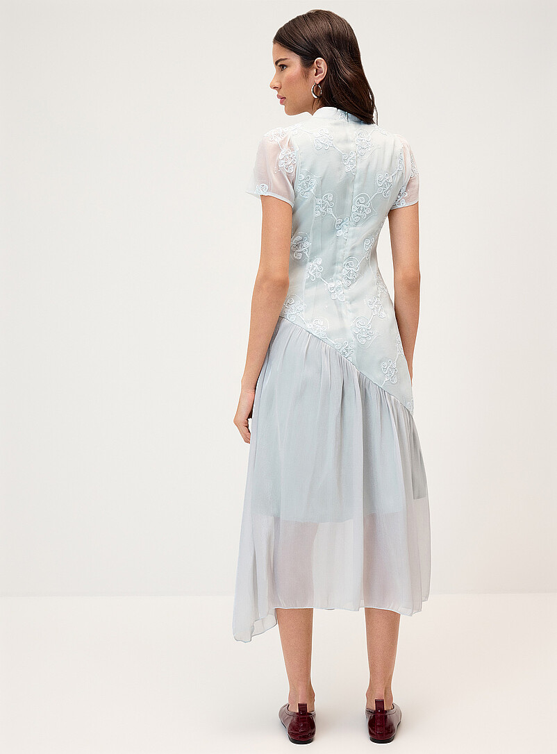 Twik: La robe maxi col boutonn&eacute; fleurs brod&eacute;es Vert pistache - Menthe pour femme