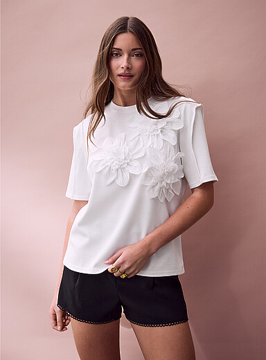 Embossed flowers casual T-shirt