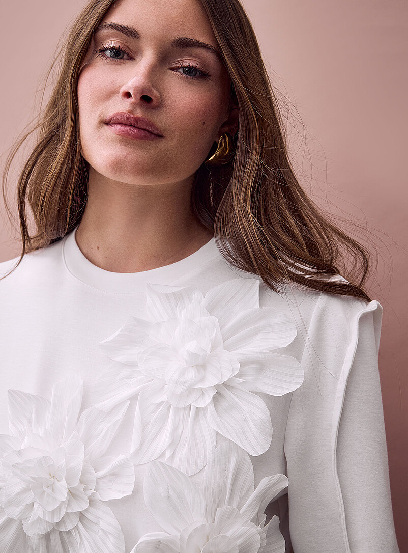 Ic&ocirc;ne: Le t-shirt d&eacute;contract&eacute; fleurs en relief Blanc pour femme