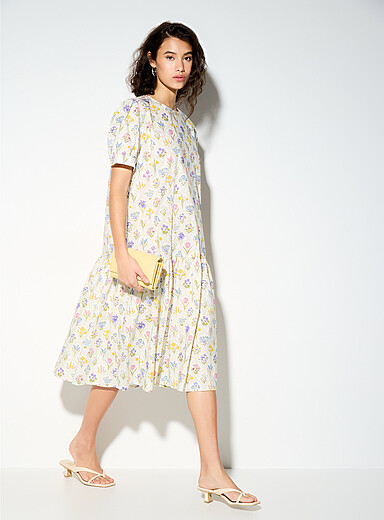 Ic&ocirc;ne: La robe midi &eacute;tag&eacute;e imprim&eacute; floral &Eacute;cru &agrave; motifs pour femme