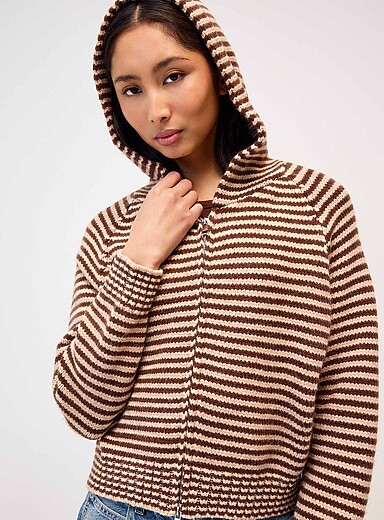 Le cardigan zipp&eacute; &agrave; capuche ray&eacute;
