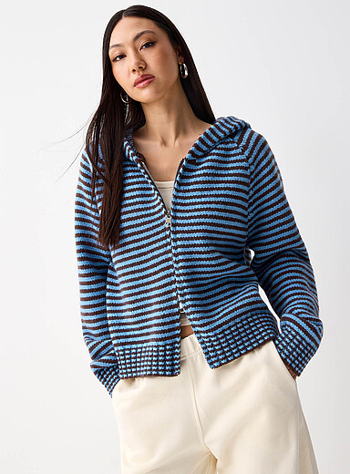Le cardigan zipp&eacute; &agrave; capuche ray&eacute;