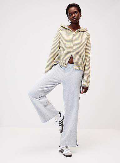 Le cardigan zipp&eacute; &agrave; capuche ray&eacute;