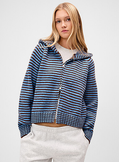 Twik: Le cardigan zipp&eacute; &agrave; capuche ray&eacute; Bleu &agrave; motifs pour femme