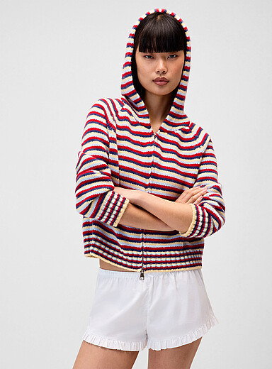 Le cardigan zipp&eacute; &agrave; capuche ray&eacute;