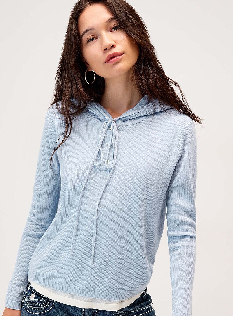 Twik: Le chandail &agrave; capuche boutons nacr&eacute;s double bord Bleu p&acirc;le - Bleu ciel pour femme
