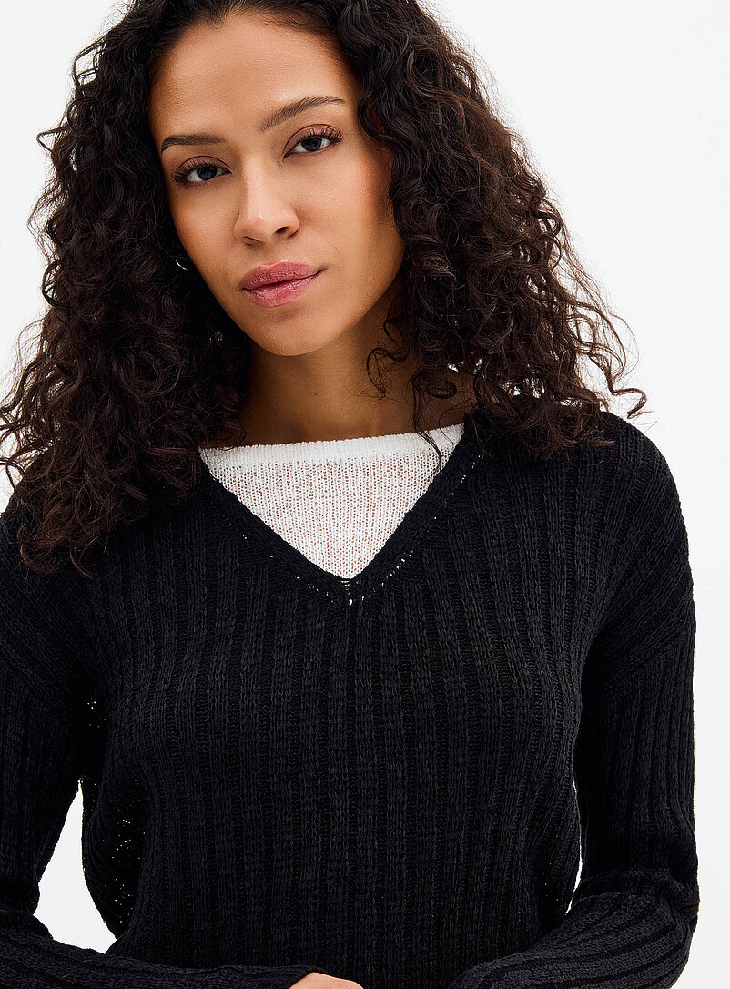Contemporaine: Le chandail effet superpos&eacute; texture naturelle Noir pour femme