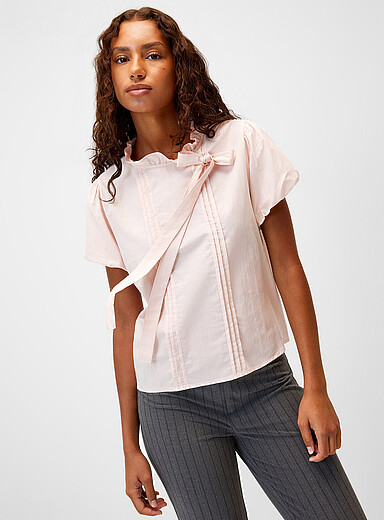 La blouse plis cousus boucle accent