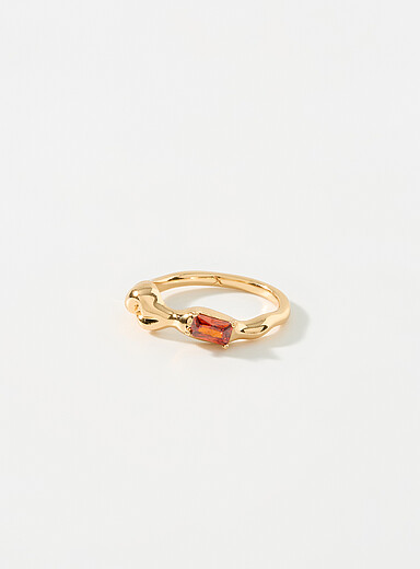 Red-stone asymmetric ring