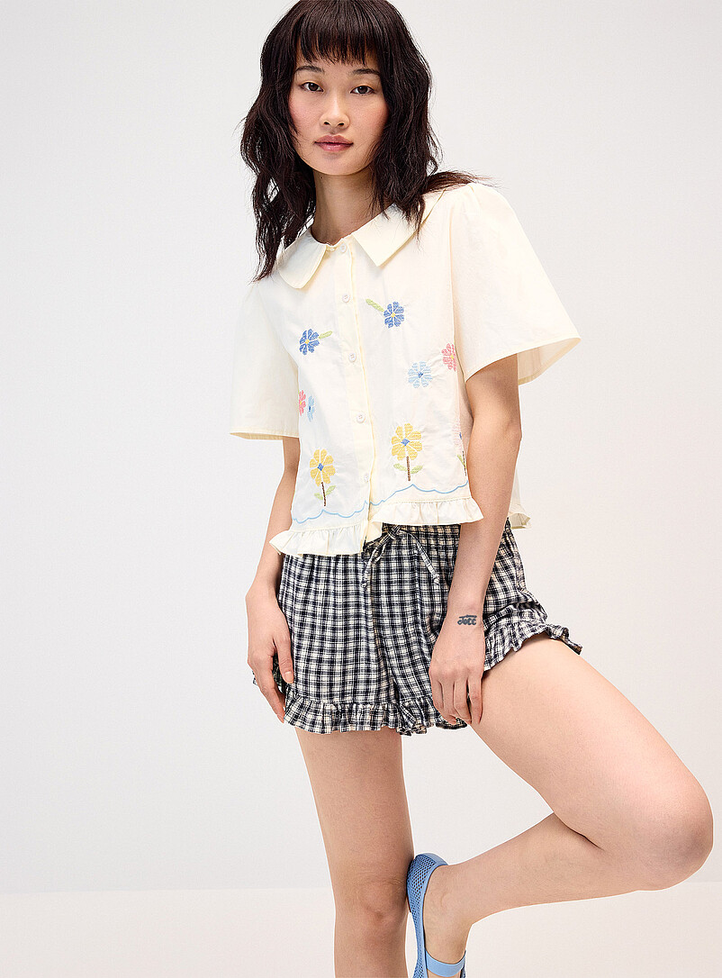 Twik: La chemise carr&eacute;e fleurs brod&eacute;es Blanc cass&eacute; pour femme