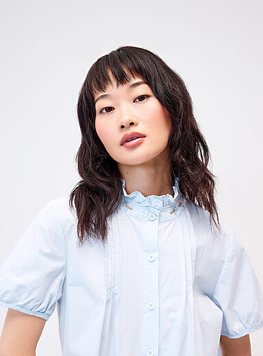 La blouse col broderies fleurs