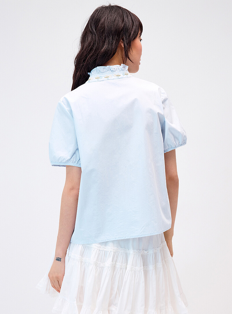 Twik: La blouse col broderies fleurs Bleu p&acirc;le - Bleu ciel pour femme