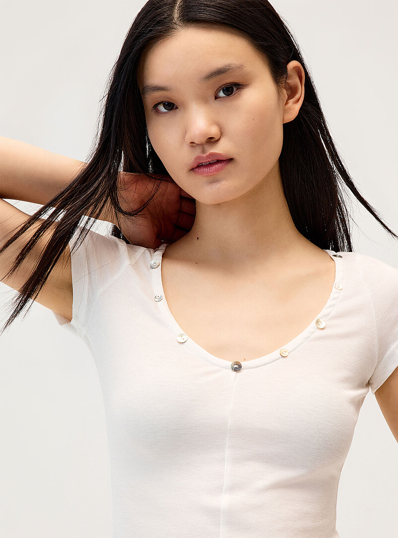 Twik: Le t-shirt col V boutons iris&eacute;s Bleu pour femme