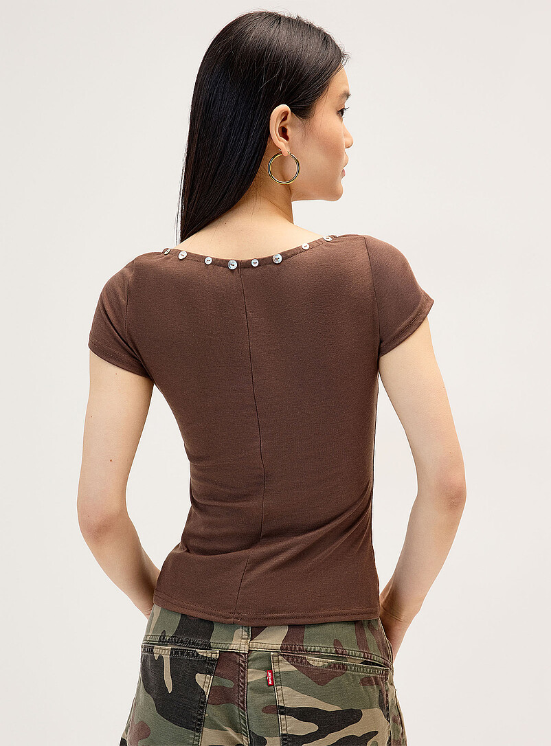 Twik: Le t-shirt col V boutons iris&eacute;s Bleu pour femme