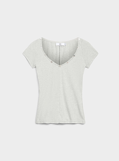 Le t-shirt col V boutons iris&eacute;s