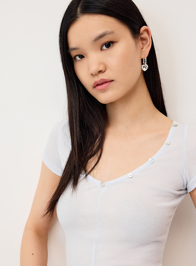 Twik: Le t-shirt col V boutons iris&eacute;s Bleu pour femme