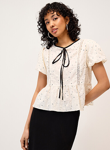 La blouse broderies boucle contraste