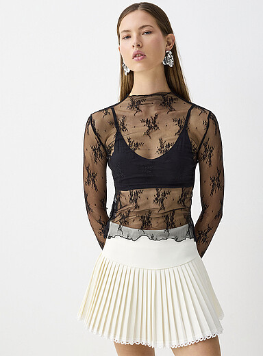 Le t-shirt col montant dentelle