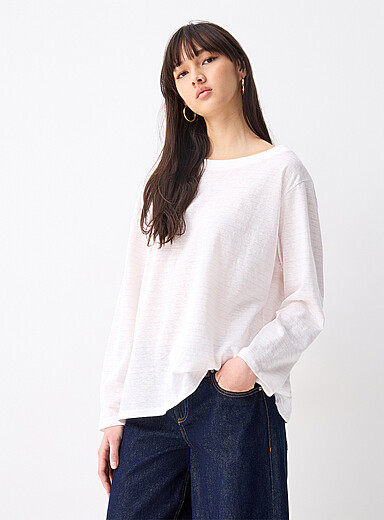 Le t-shirt ample col bateau ray&eacute;