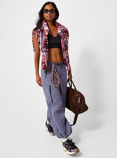 Le pantalon parachute ample toile craquante