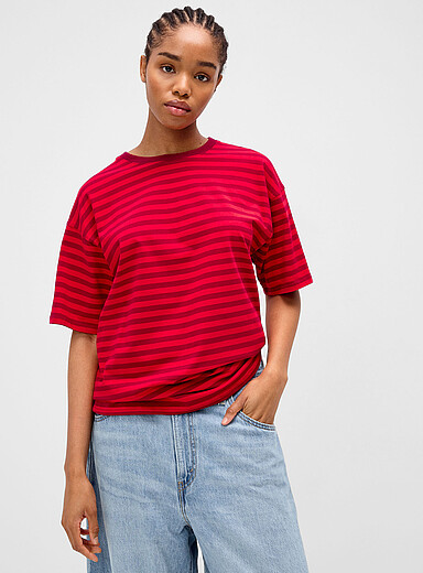 Twik: Le t-shirt ample rayures pop Rouge &agrave; motifs pour femme