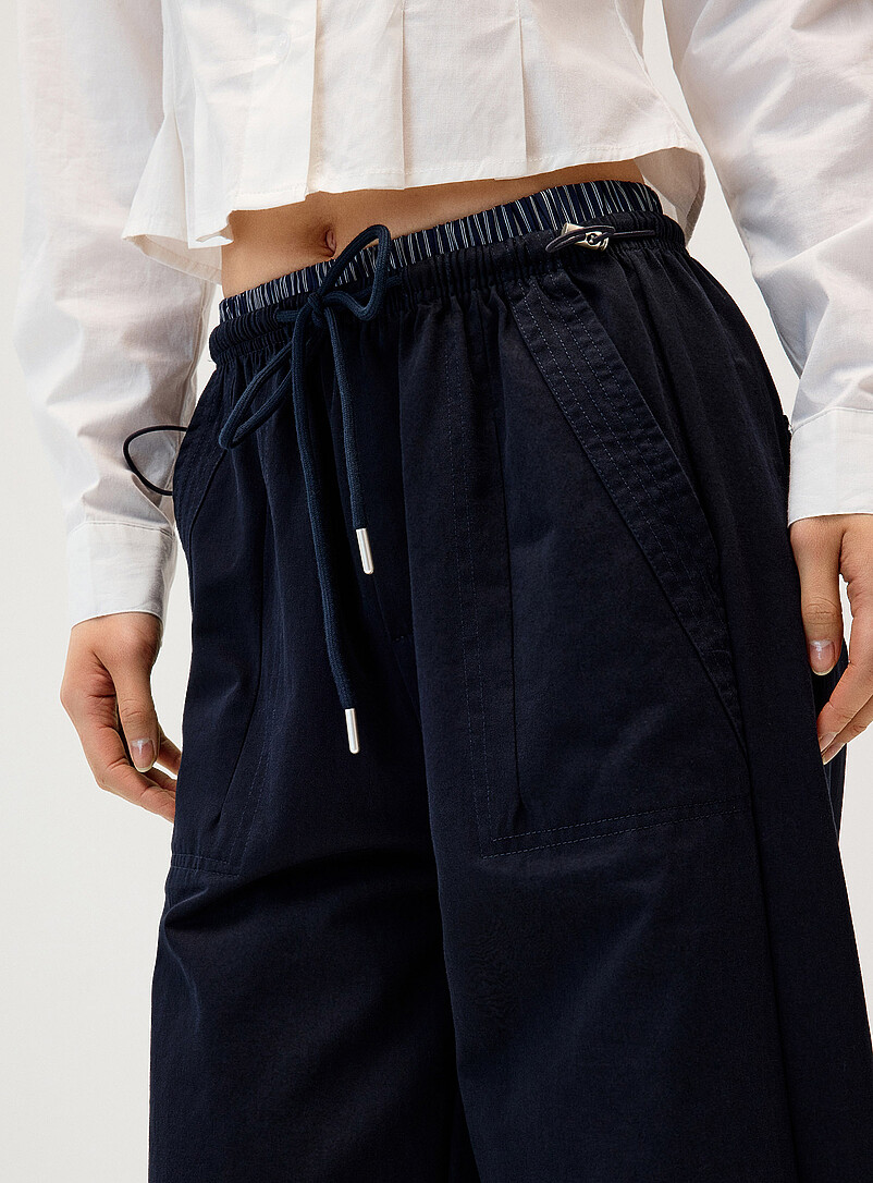 Twik: Le pantalon parachute effet superposition Bleu marine - Bleu nuit pour femme