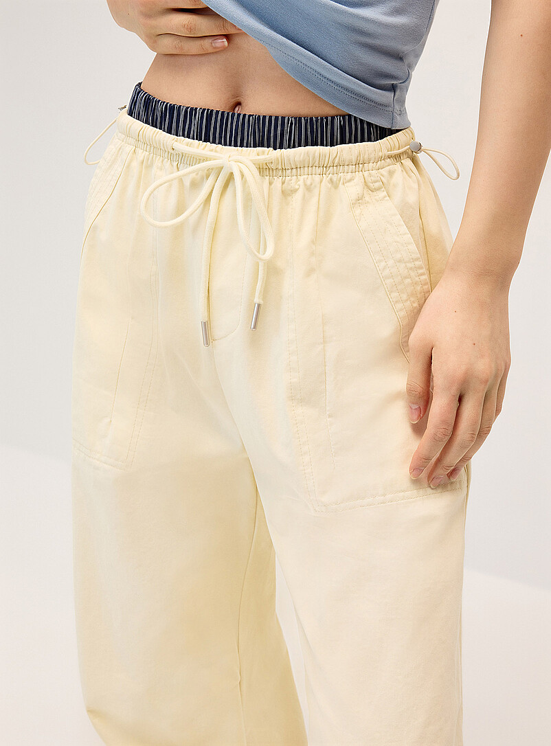 Twik: Le pantalon parachute effet superposition Bleu marine - Bleu nuit pour femme