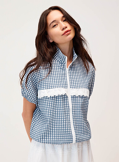 La chemise zipp&eacute;e carreaux et dentelle
