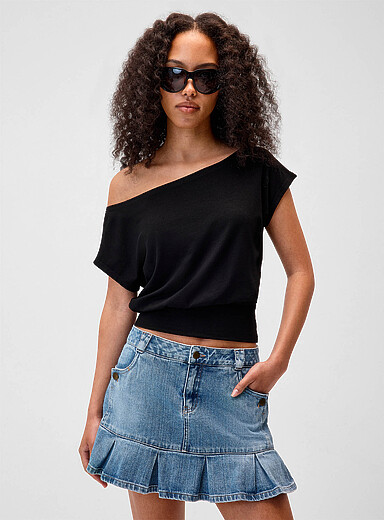 Le t-shirt col bateau taille cintr&eacute;e