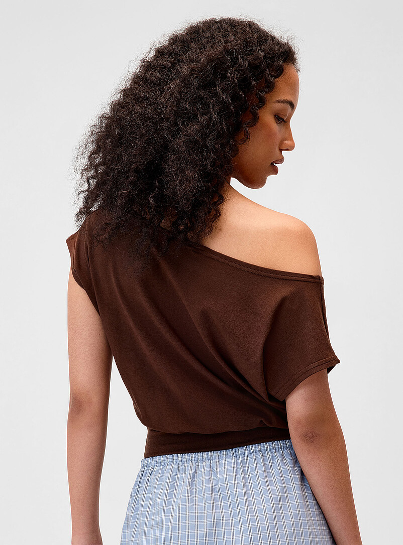 Twik: Le t-shirt col bateau taille cintr&eacute;e Noir pour femme