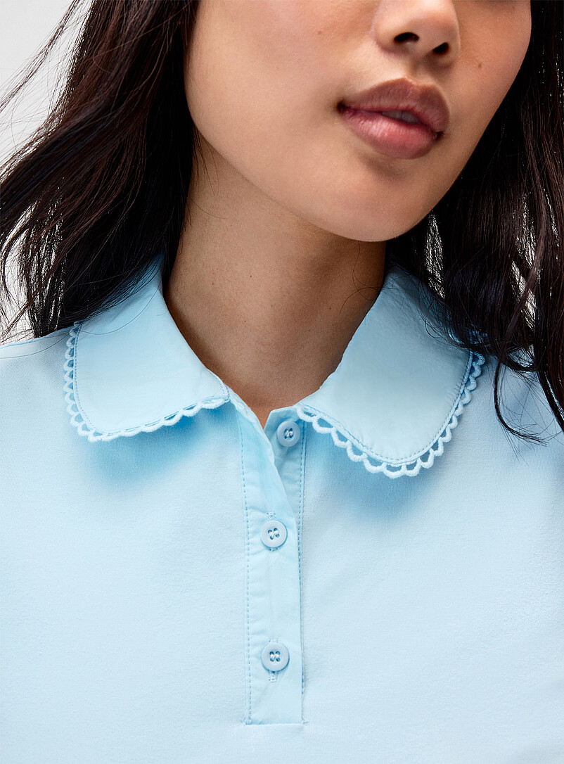 Twik: Le t-shirt col polo festonn&eacute; Bleu p&acirc;le - Bleu ciel pour femme