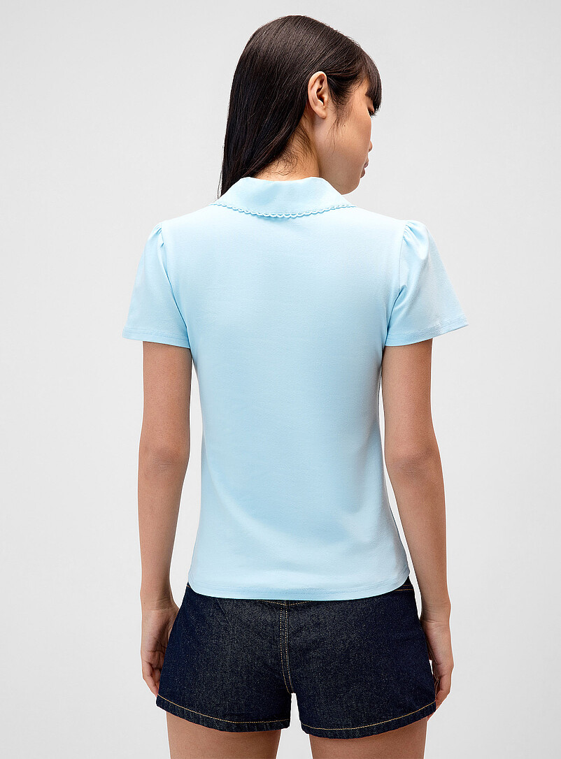 Twik: Le t-shirt col polo festonn&eacute; Bleu p&acirc;le - Bleu ciel pour femme