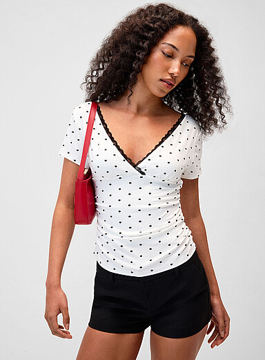 Le t-shirt col V bordure dentelle