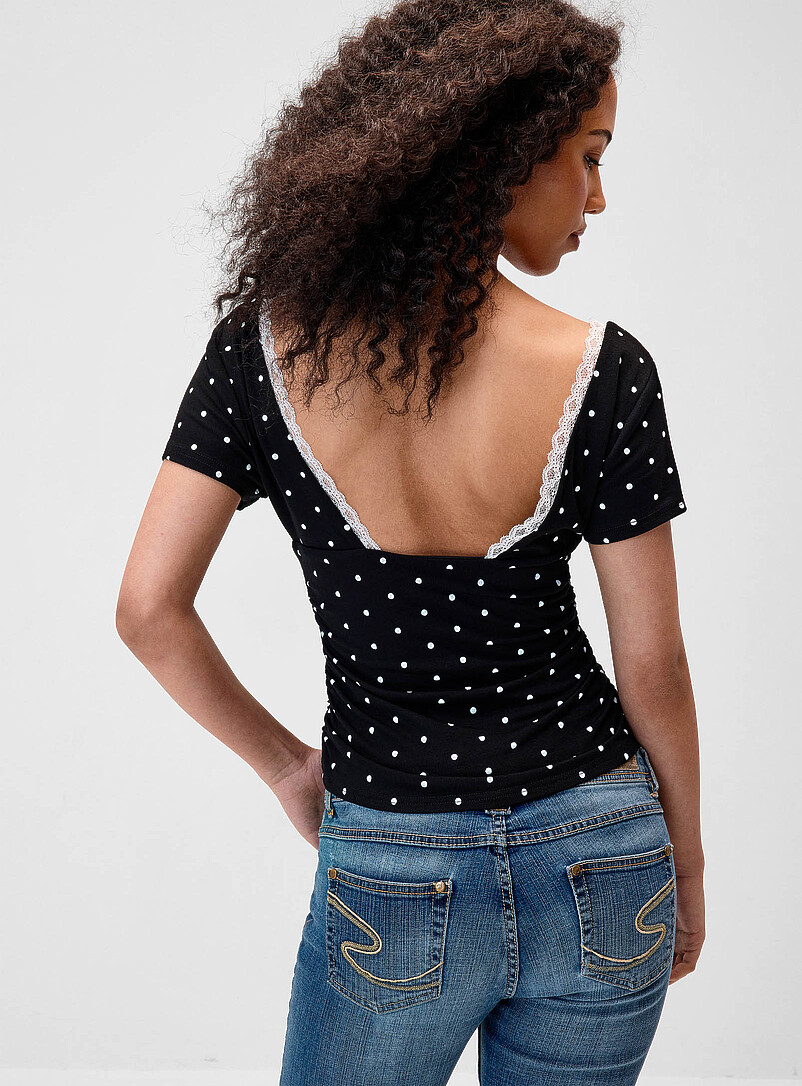 Twik: Le t-shirt col V bordure dentelle Noir &agrave; motifs pour femme