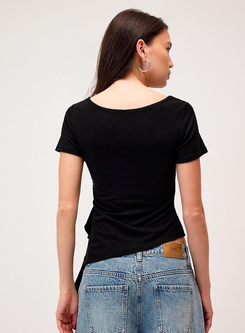 Twik: Le t-shirt ajust&eacute; asym&eacute;trique volant ondul&eacute; Blanc pour femme