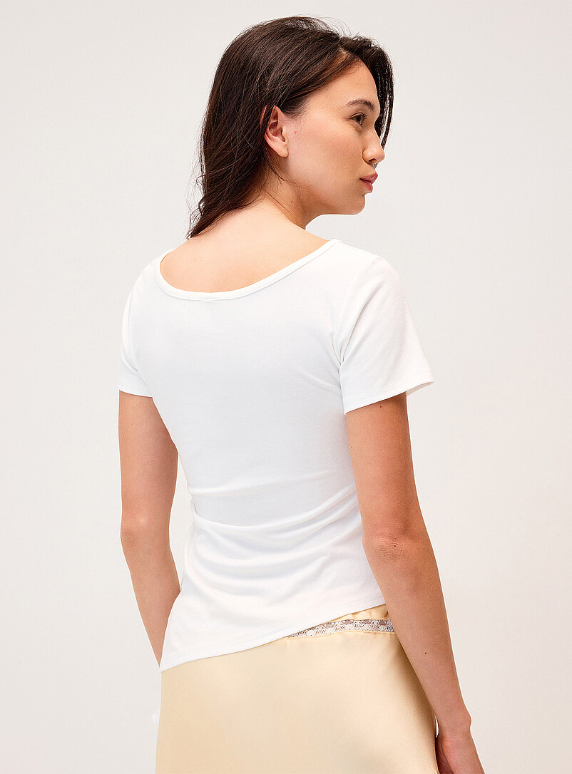 Twik: Le t-shirt ajust&eacute; asym&eacute;trique volant ondul&eacute; Blanc pour femme