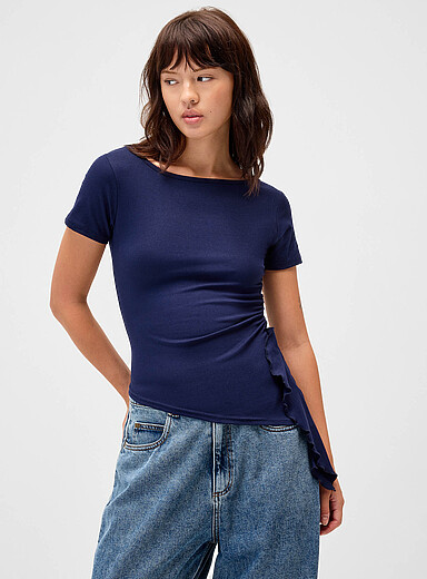 Le t-shirt ajust&eacute; asym&eacute;trique volant ondul&eacute;
