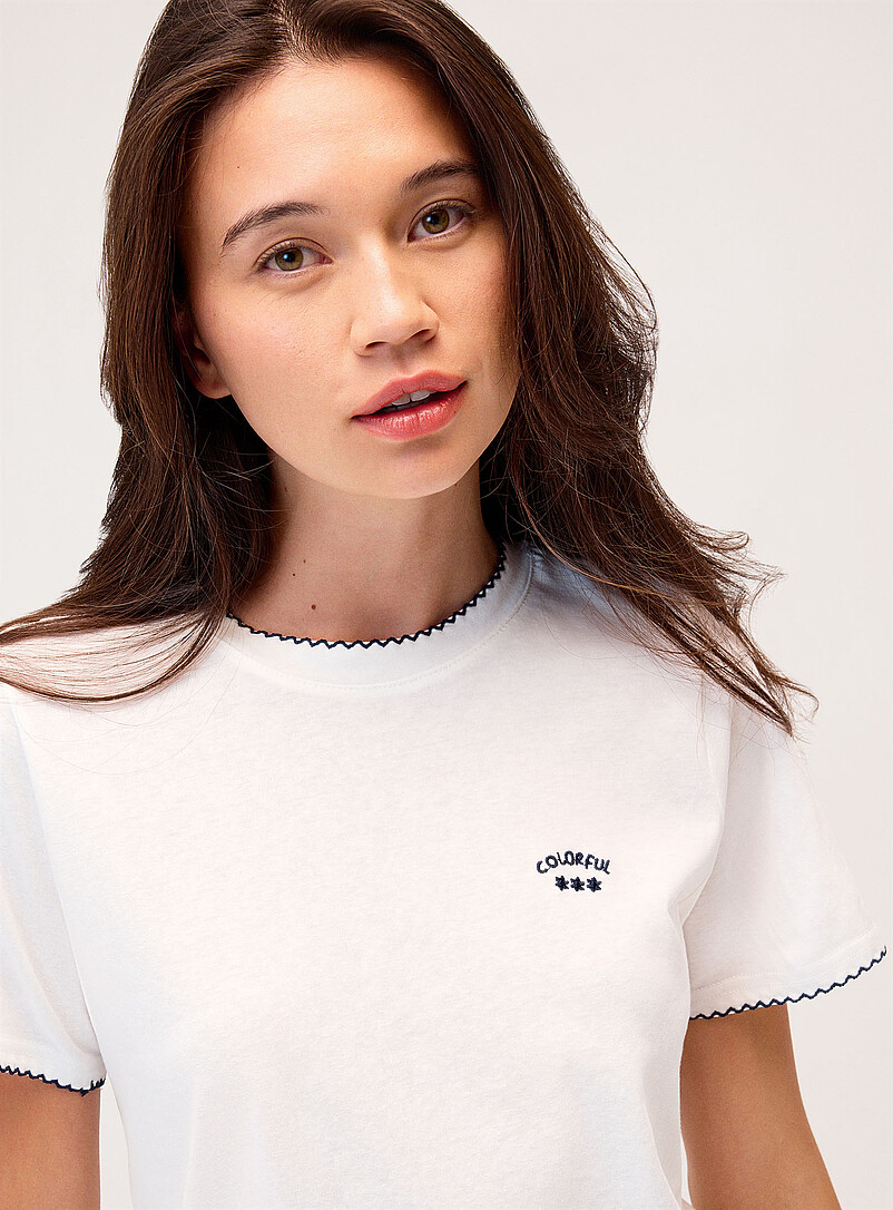 Twik: Le t-shirt minibroderie bords festonn&eacute;s Bleu &agrave; motifs pour femme