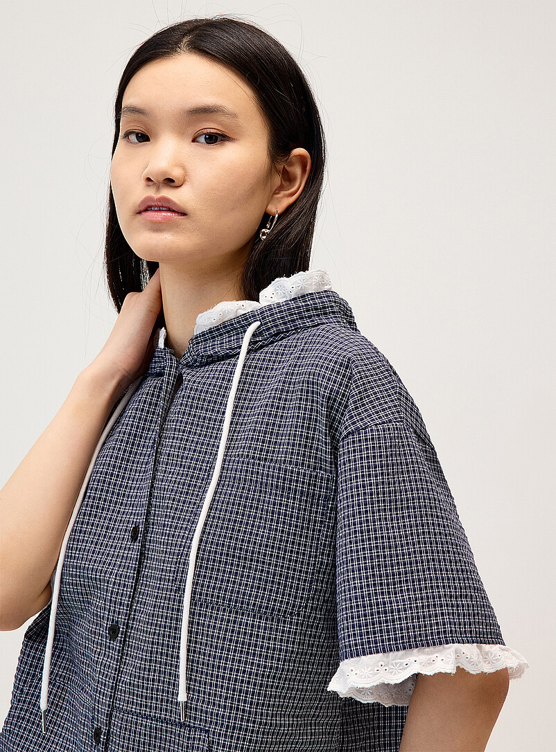 Twik: La chemise &agrave; capuche accents dentelle Bleu marine - Bleu nuit pour femme